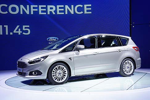 Ford - Con la nuova Ford S-MAX debutta in Europa il nuovo sterzo adattivo Ford (Adaptive Steering), una tecnologia che varia il rapporto dello sterzo in base alle condizioni di guida. 