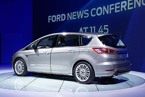 Ford - A bordo della nuova S-MAX  disponibile il portellone ad apertura e chiusura automatica senza mani (Hands-Free Liftgate) e il SYNC 2.