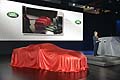 Jaguar F-TYPE sotto il telo prima della presentazione al Paris Motor Show 2012