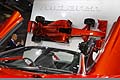 McLaren MP4 12C supercar con la monoposto di sfondo al Paris Motor Show 2012.