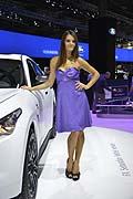 Hostess e vettura Infiniti FX Sebastian Vettel version al Paris Motor Show 2012