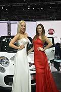 Splendide ragazze al padiglione della Fiat al Salone Internazionale dellAutomobile di Parigi 2012. Hostess di fiera Sexy