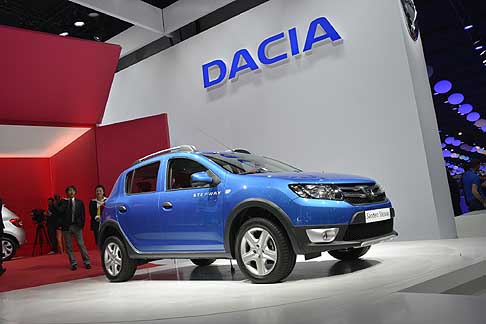 Dacia -  Febbre di rinnovamento in Casa Dacia, che presenta a Parigi i modelli di punta della sua gamma, ma in una veste pi contemporanea, pur conservando il DNA tipico del marchio. 