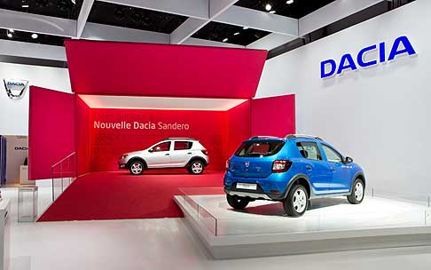 Dacia - Con il suo nuovo frontale e i fendinebbia e il paraurti bicolore, i cerchi da 6 pollici Flexwheels, e la vernice metallizzata esclusiva Blu Azurite, Nuova Sandero Stepway mostra una personalit pi spiccata.