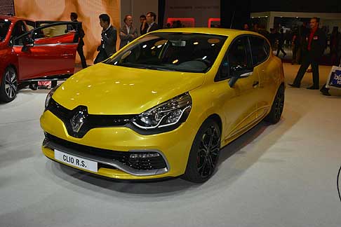 Renault - Gli amanti del drive-to-fun potranno contare su unulteriore versione della Clio, rappresentata dalla Renault Clio R.S. 200 EDC.