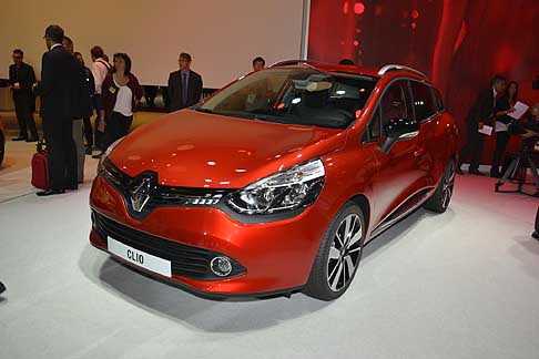 Renault - La nuova Renault Clio si caratterizza per il design fluido, con linee morbide prive di asperit.