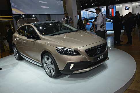 Volvo -  Interessanti novit caratterizzano lo stand Volvo, che a Parigi porta al debutto le inedite V40 R-Design e V40 Cross Country, insieme al modello di riferimento V40, gi disponibile nelle concessionarie. 