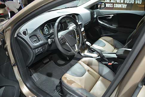 Volvo - La V40 Cross Country offre agli automobilisti il giusto grado di versatilit. Lo schienale del sedile posteriore abbattibile in due parti, 40/60 e pu essere ripiegato con facilit.