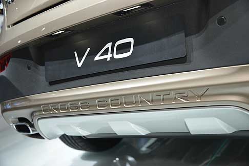 Volvo - La V40 Cross Country vanta dinamiche di guida d'eccellenza, con trazione integrale disponibile sull'unit T5 turbo a benzina. 