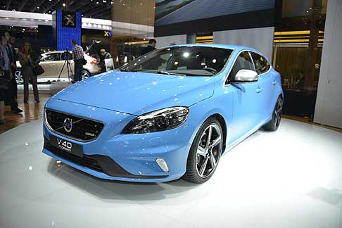 Volvo - Lanciata nella tonalit Rebel Blue, la nuova Volvo V40 R-Design esprime uno stile dinamico.