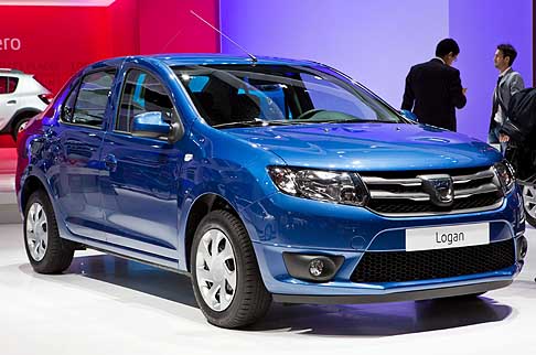 Dacia - In dettaglio, con la nuova identit estetica del brand, il design esterno di Nuova Logan diventa pi dinamico, con un profilo posteriore pi fluido.