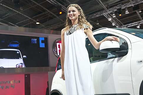 Fiat - Al Salone di Parigi 2012 Giusy Buscemi Miss Italia e Fiat Panda 4x4