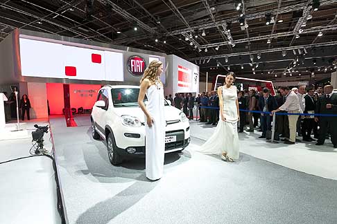 Fiat - Miss Italia Giusy Buscemi e Fiat Panda 4x4 si incontra con Miss Europa al Paris Motorshow 2012