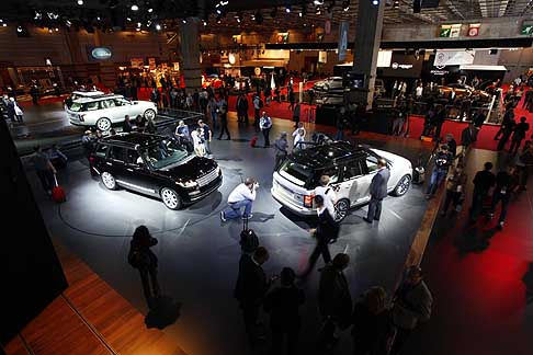 Land Rover - Stand Land Rover con i suoi fuoristrada al Parigi Motor Show 2012