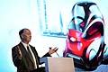 Kevin Wale presenta le prime immagini della Chevrolet EN-V 2.0 concept mobility vehicle al Beijing International Automotive Exhibition 2012