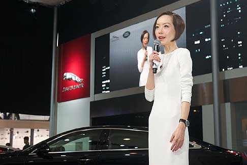 Jaguar - Chen Lu Yu presenta il modello super lusso del marchio Jaguar sbarca proprio a Pechino per imporsi su un mercato che pone notevole attenzione a lusso e comodit allAuto China 2012