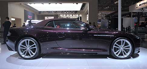 Aston Martin - Aston Martin DBS Volante con motore da 12 cilindri a V in grado di erogare 517 CV