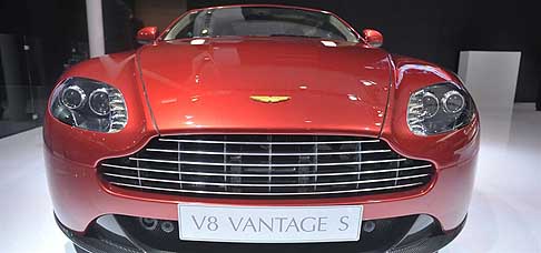 Aston Martin - Supercar Aston Martin V8 Vantage S ispirata al rosso fuoco del Dragone al Beijing Auto Show