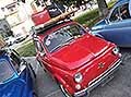 Fiat 500 rossa auto storica esposta in Piazza Giuseppe Garibaldi di Acquaviva delle Fonti - BA. Evento itinerante Le Perle del Sud 2025