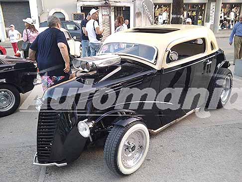 Auto Classic Tour - Hot Rod Auto del vampiro Ford Popular Saloon 1952 in bella mostra in Piazza Giuseppe Garibaldi di Acquaviva delle Fonti - Bari. Manifestazione itinerante Le Perle del Sud 2025 - Auto Classic Tour