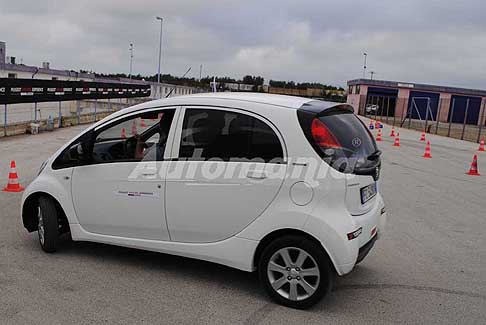 Peugeot - Peugeot iOn city car elettrica al Peugeot Driving Experience