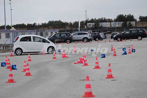 Peugeot - Peugeot iOn test drive in un percosrso a birilli