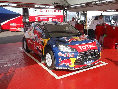 Rally WRC - La vettura di Sebastien Loeb che si � ritirata, gi� appagato della vittoria del tittolo Rally WRC 2012. Foto by Automania