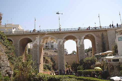 Tuffi alta quota Polignano a Mare - Polignano a Mare Ponte Lama Monachile e sorvolo dellelicottero al Red Bull Cliff Diving Words Siries 2016