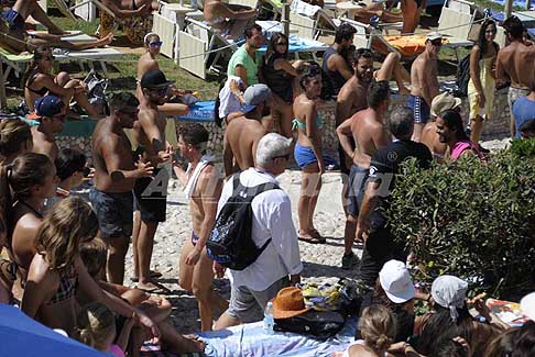 Tuffi a Polignano - Red Bull Cliff Diving 2016 atleti salutano il pubblico di Polignano a Mare