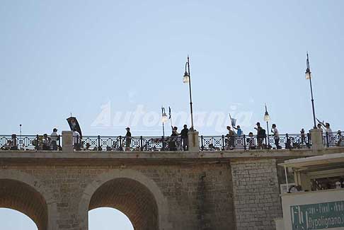 Tuffi a Polignano - Red Bull Cliff Diving 2016 cerimonia di apertura con gli atleti portati sui troni con paserella sul ponte a Polignano a Mare