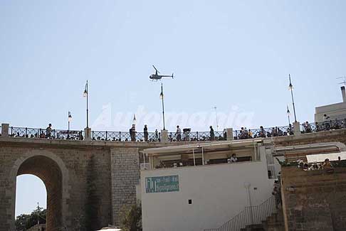 Tuffi a Polignano - Red Bull Cliff Diving 2016 passaggio della banda che suonano la canzone di Domenico Modugno