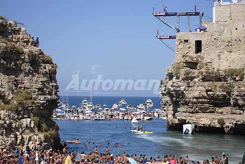 Tuffi a Polignano - Red Bull Cliff Diving 2016 piattaforma maschile a 27m, quella femminile a 21m