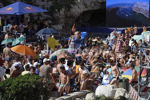 Tuffi a Polignano - Red Bull Cliff Diving 2016 risalita degli atleti tra la gente a Polignano