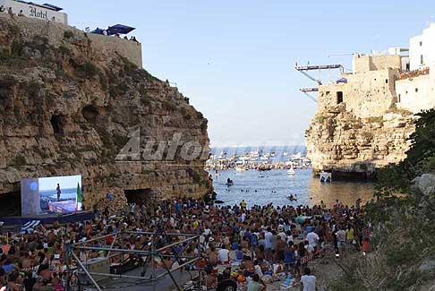 Tuffi a Polignano - Red Bull Cliff Diving 2016 succestivo scenaio della spiaggia e delle barche a Polignano a Mare - Italy