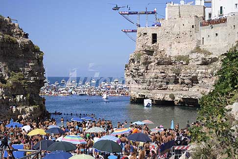 Tuffi alta quota Polignano a Mare - Red Bull Cliff Diving World Series 2016 Polignano a mare tampolini ed elicottero Red Bull