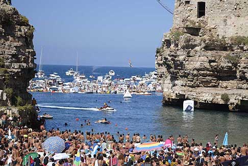 Tuffi alta quota Polignano a Mare - Red Bull Cliff Diving World Series 2016 tuffi donne con la carpiatura prima dell'ingresso in acqua a Polignano a Mare tappa italiana