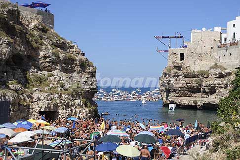 Tuffi alta quota Polignano a Mare - Tuffi acrobatici femminili al Red Bull Cliff Diving 2016 a Polignano a Mare