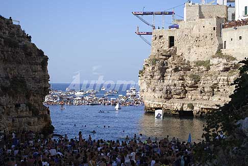 Tuffi alta quota Polignano a Mare - Rhiannan Iffland sul trampolino a Red Bull Cliff Diving Words Siries 2016 a Polignano a Mare