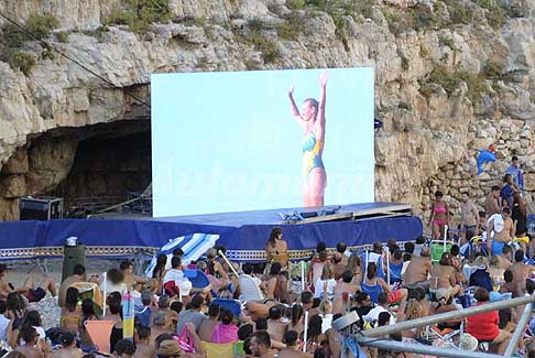 Tuffi alta quota Polignano a Mare - Rhiannan Iffland saluta il pubblico di Polignano al Red Bull Cliff Diving World Series 2016