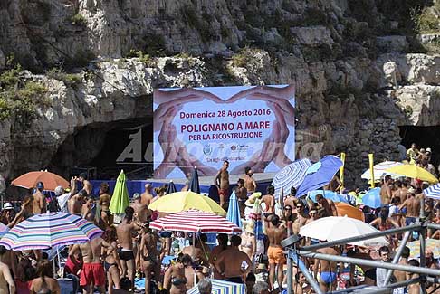 Tuffi alta quota Polignano a Mare - Raccolta fondi sisma centro Italia a Polignano a Mare per la rinasita un tuffo di solidarieta al Red Bull Cliff Diving 2016