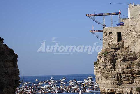 Tuffi alta quota Polignano a Mare - Tuffatrice saluta il pubblico di Polignano dal trampolino al Red Bull Cliff Diving 2016