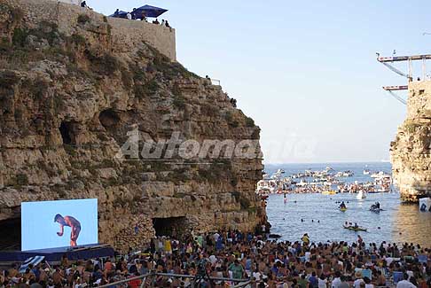 Tuffi a Polignano - Tuffi acrobatici a Polignano a Mare con Red Bull Cliff Diving 2016