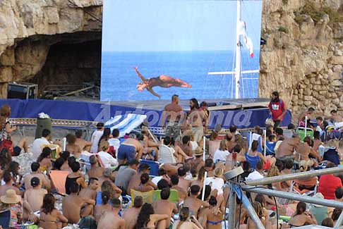 Tuffi alta quota Polignano a Mare - Tuffo finale Lysanne Richard da 21m al Red Bull Cliff Diving World Series 2016 a Polignano a Mare