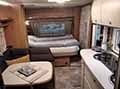 Interni e camera da letto Fendt Caravan Saphir 560 SKM esposto al Salone del Camper 2021
