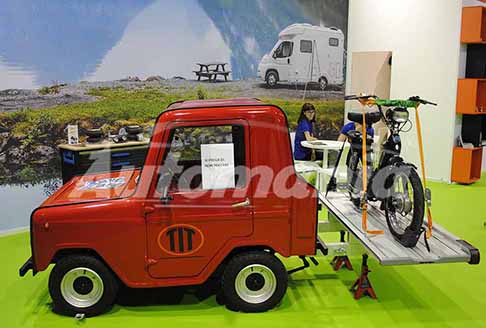 Fiere di Parma - Varzina Lawil con motorino Ciao Piaggio su rimorchio al Salone del Camper 2023