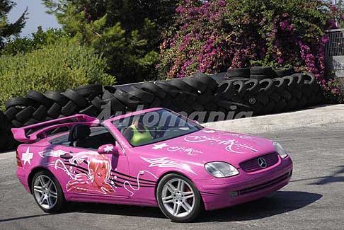Stuntwoman - Stuntwoman Romina su auto sportiva Mercedes