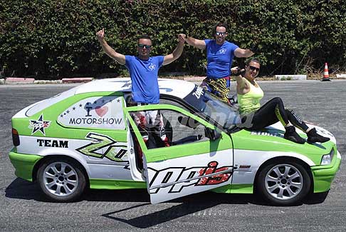 Stuntwoman - Team Zoppis Stunt Show con Lorenzo, Ivan Zoppis al centro sul cofano Romina a Miragica parco divertimenti di Molfetta