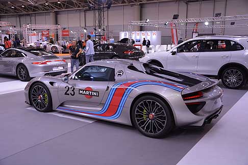 Porsche - Ben 42.800 i visitatori si sono avvicendati nellarea dedicata a questi speciali tre giorni, riservati alla prima edizione del salone dell'auto non convenzionale. 