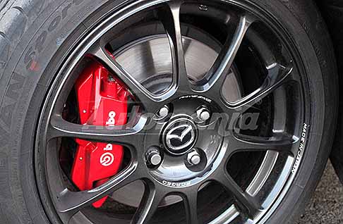 Mazda - Mazda MX-5 Skyactive G dettaglio ruota con pinze freno rosse a 4 pompanti della Brembo test drive by Automania. Scopri la nuova roadster Mazda MX-5 Skyactive G. Guarda le foto esclusive di Automania!