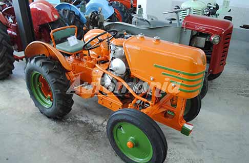 Collezioni Trattori d�Epoca - Trattore Same 4R 10 del 1950 da 10 HP con motore T 901, Rarissimo trattore d�EPoca. Scopi il piccolo trattore Same 4R 10. Guarda le Foto esclusive di Automania!